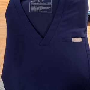 FIGS Oversized Scrub top **NWT** Free shipping ☺️